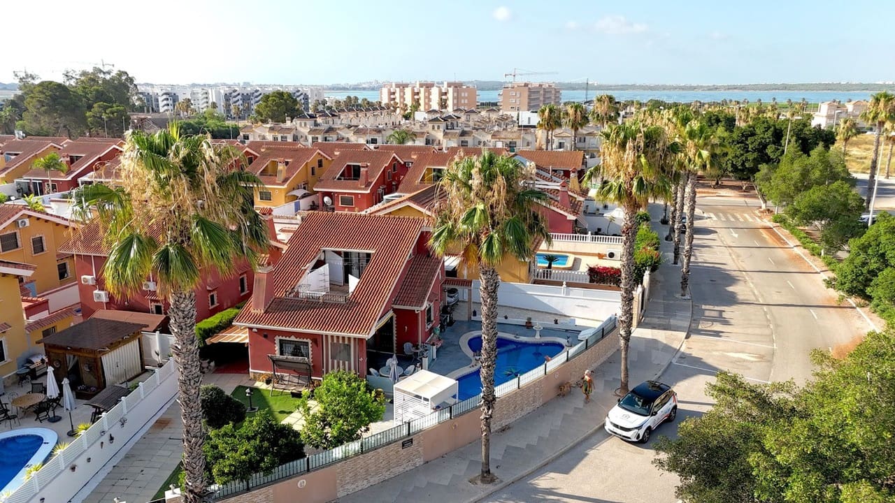 3 soveværelse Villa til salg i Guardamar del Segura med swimmingpool garage - € 378.000 (Ref: 10132639)