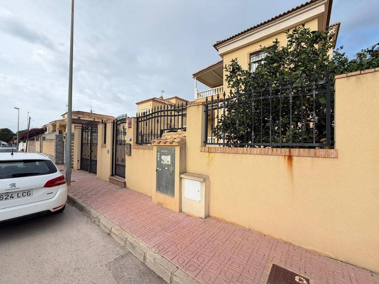 4 sypialnia Willa na sprzedaż w Orihuela Costa z basenem garażem - 380 000 € (Ref: 10133153)