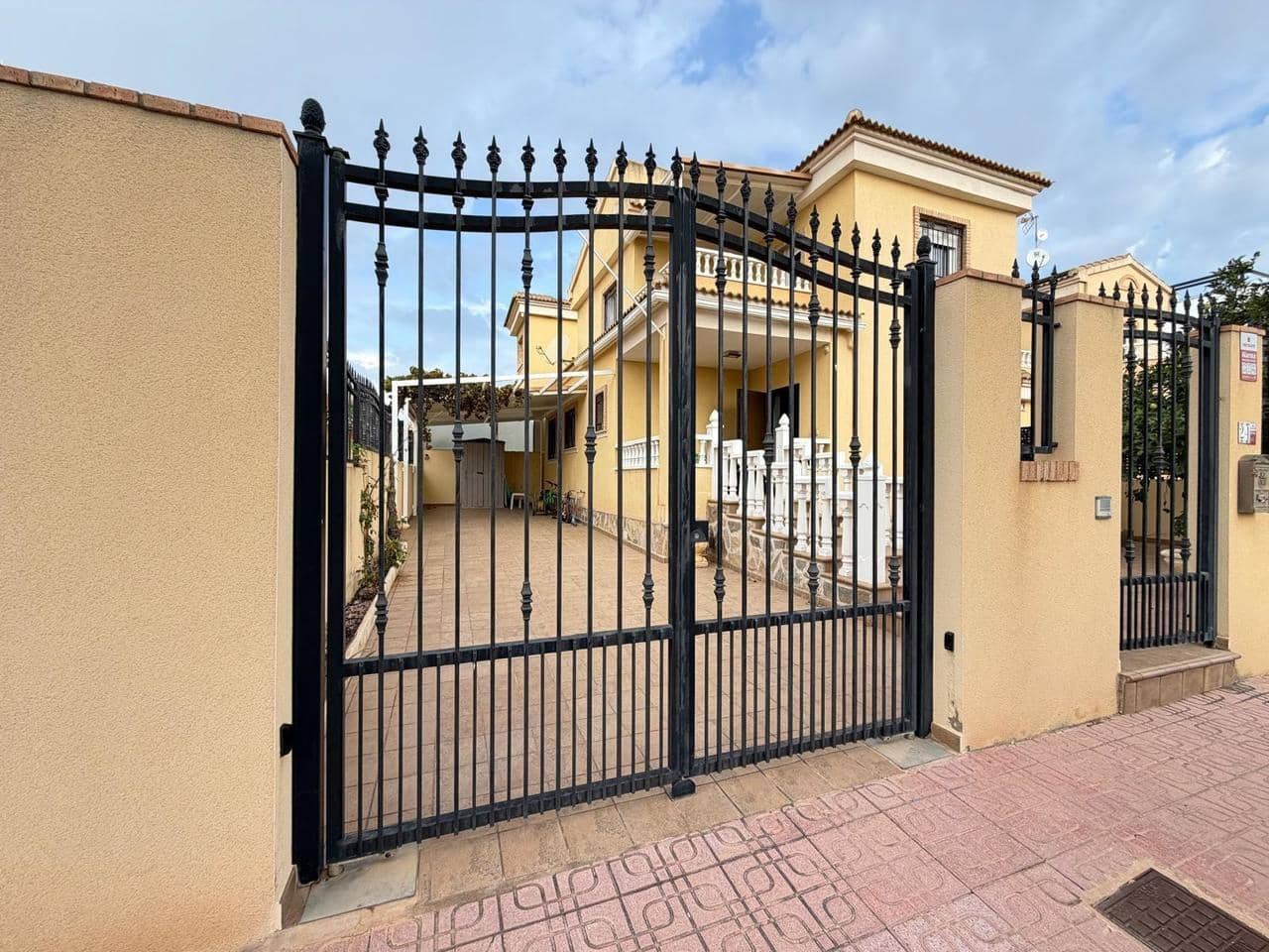 4 sypialnia Willa na sprzedaż w Orihuela Costa z basenem garażem - 380 000 € (Ref: 10133153)