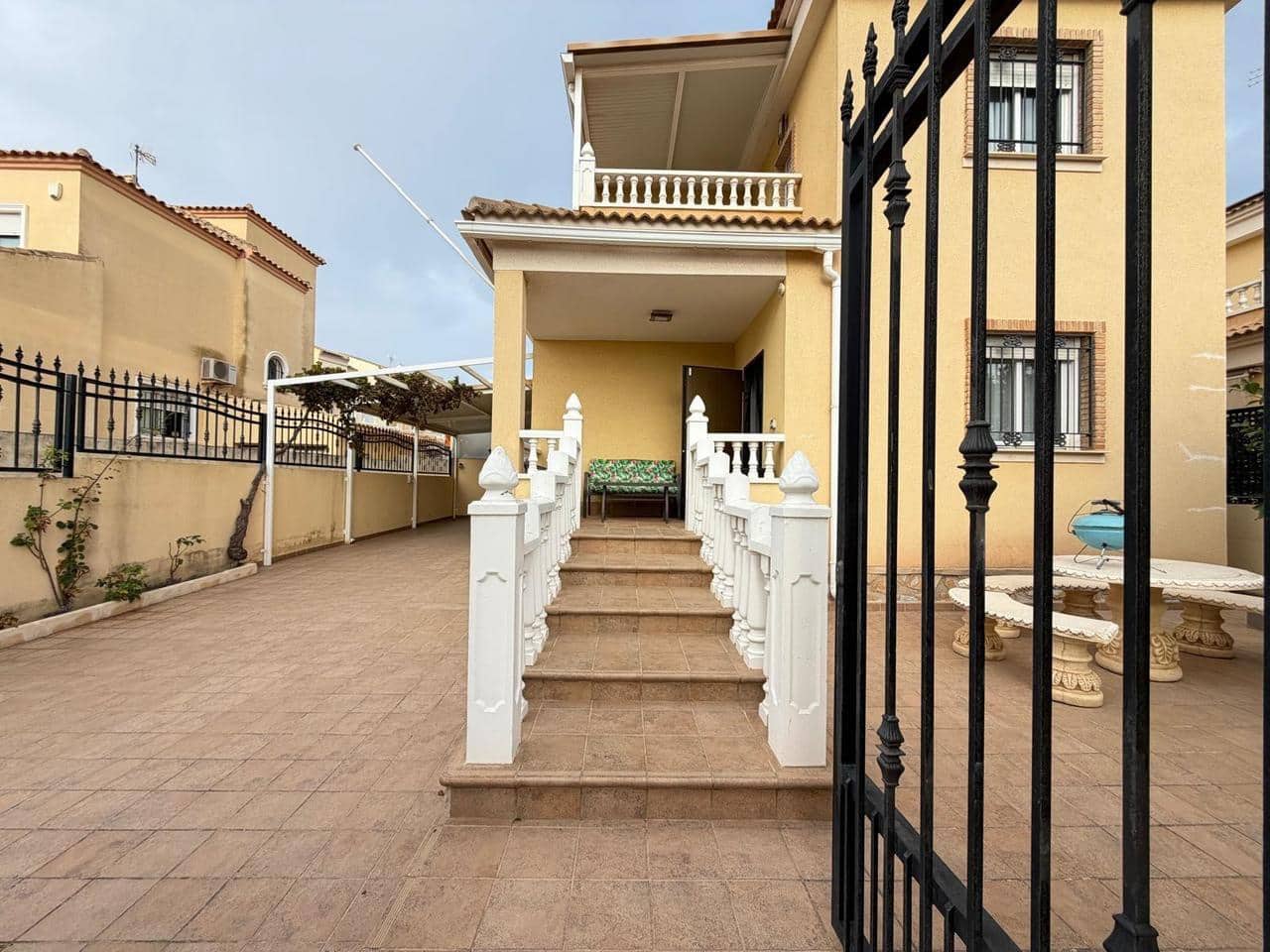 4 sypialnia Willa na sprzedaż w Orihuela Costa z basenem garażem - 380 000 € (Ref: 10133153)