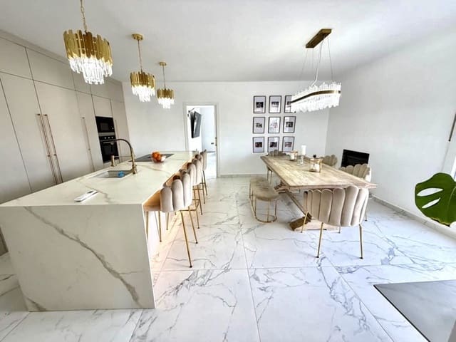 6 soveværelse Villa til salg i Villamartin, Orihuela med swimmingpool garage - € 695.000 (Ref: 10141779)