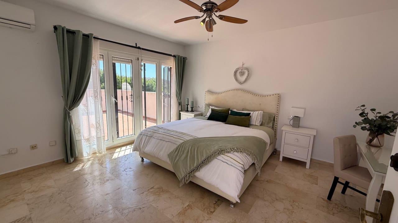 4 chambre Villa/Maison à vendre à Orihuela Costa avec piscine garage - 645 000 € (Ref: 10148375)