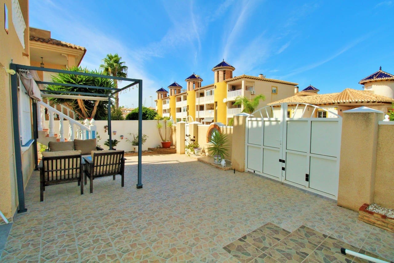 3 bedroom Villa for sale in Villamartin with pool garage - € 299,950 (Ref: 10150282)