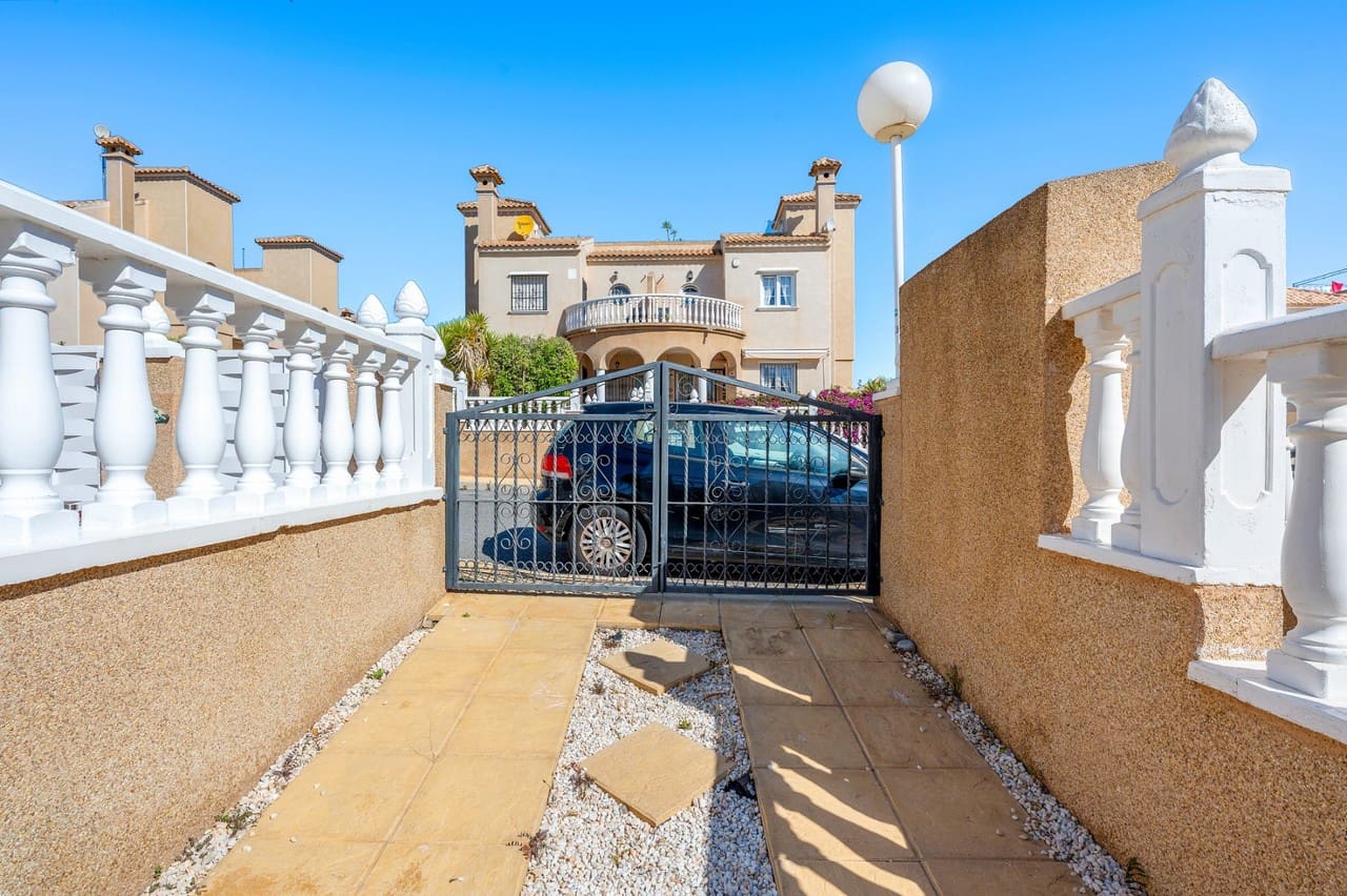 3 bedroom Villa for sale in Villamartin with pool garage - € 265,000 (Ref: 10157440)