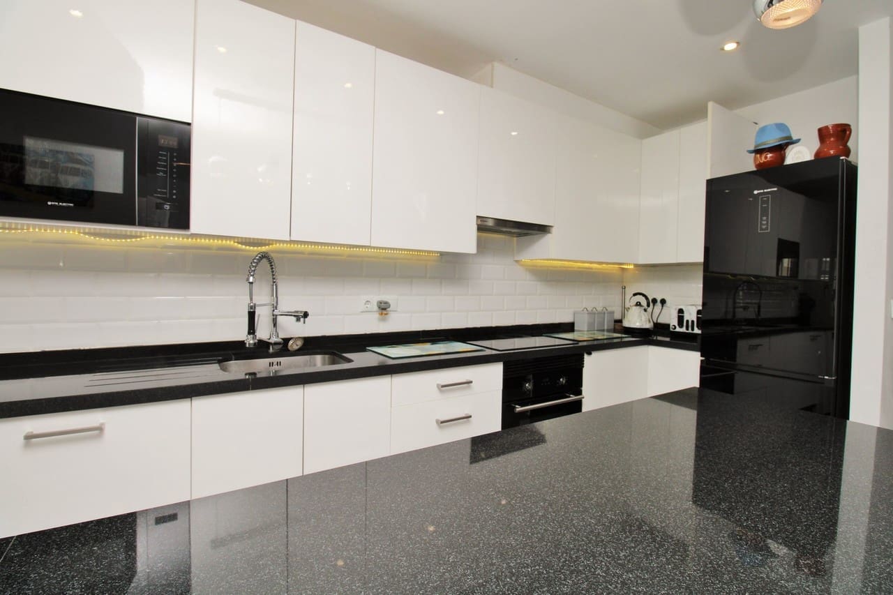 3 bedroom Townhouse for sale in Villamartin with pool - € 289,000 (Ref: 10159137)