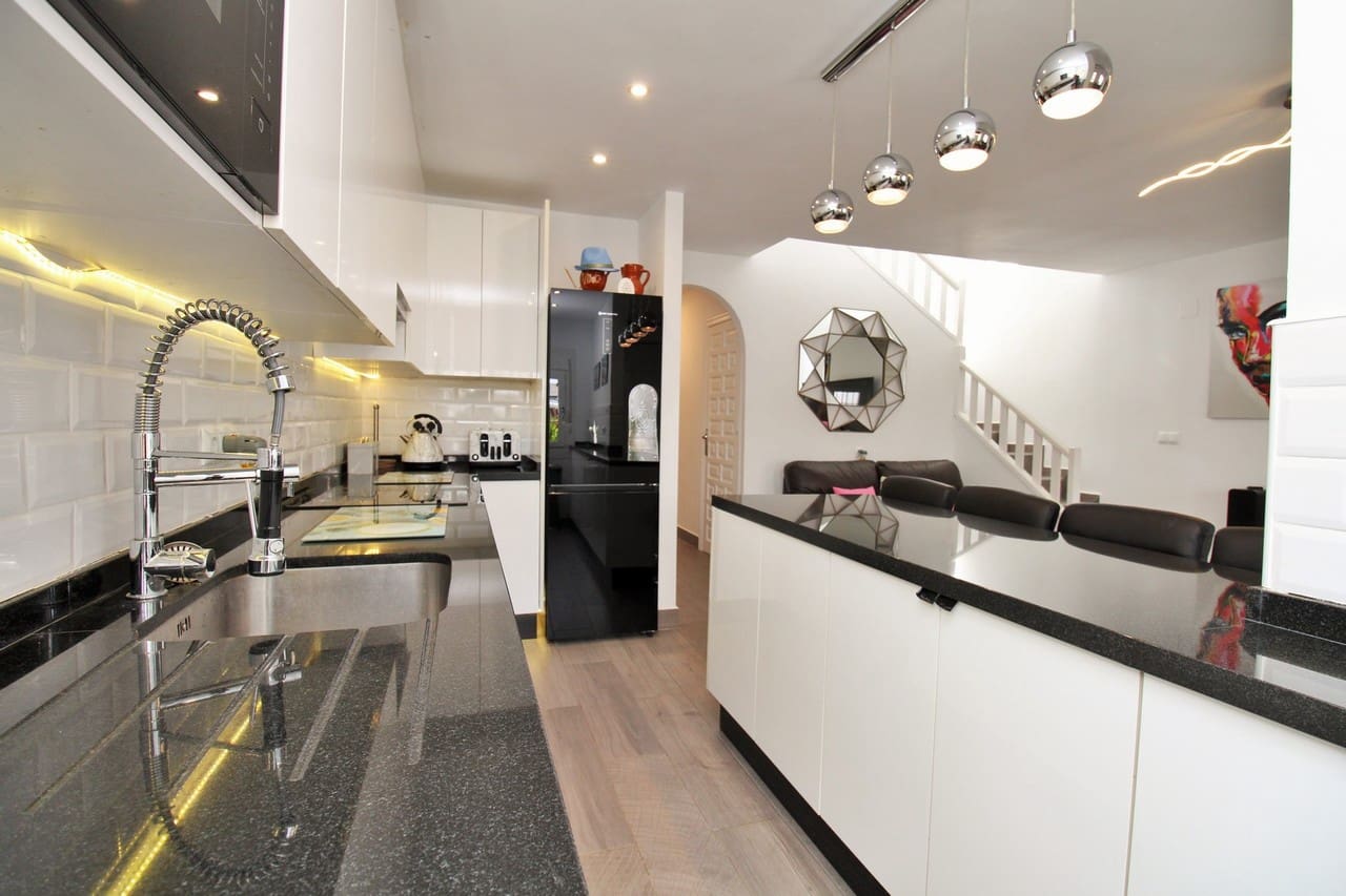 3 bedroom Townhouse for sale in Villamartin with pool - € 289,000 (Ref: 10159137)