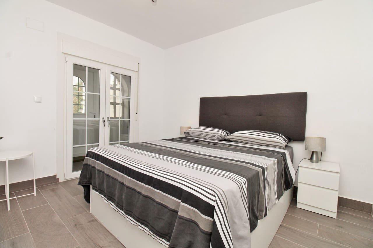3 bedroom Townhouse for sale in Villamartin with pool - € 289,000 (Ref: 10159137)