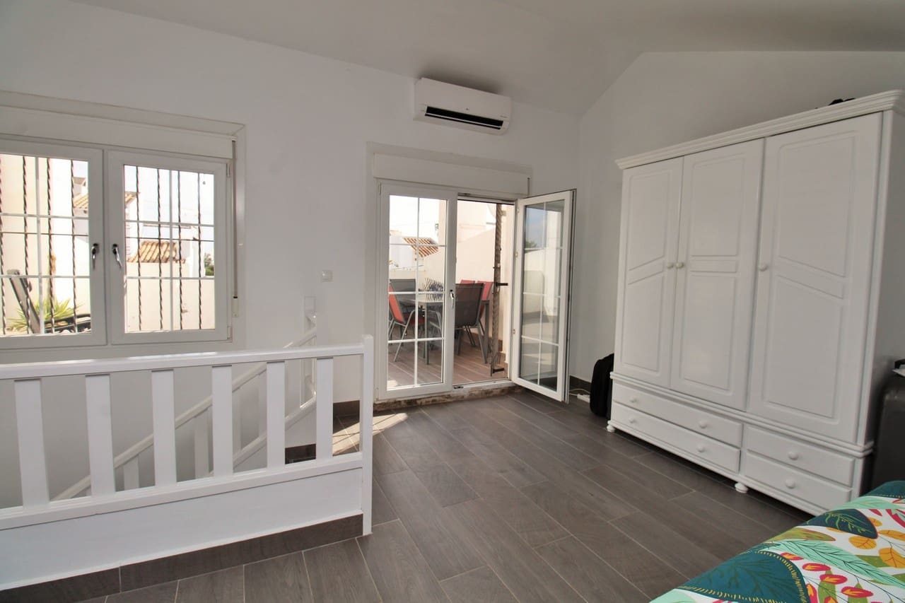 3 bedroom Townhouse for sale in Villamartin with pool - € 289,000 (Ref: 10159137)