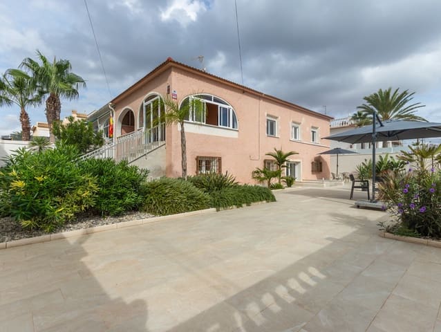 3 slaapkamer Villa te koop in Punta Prima, Orihuela met zwembad garage - € 680.000 (Ref: 10176308)