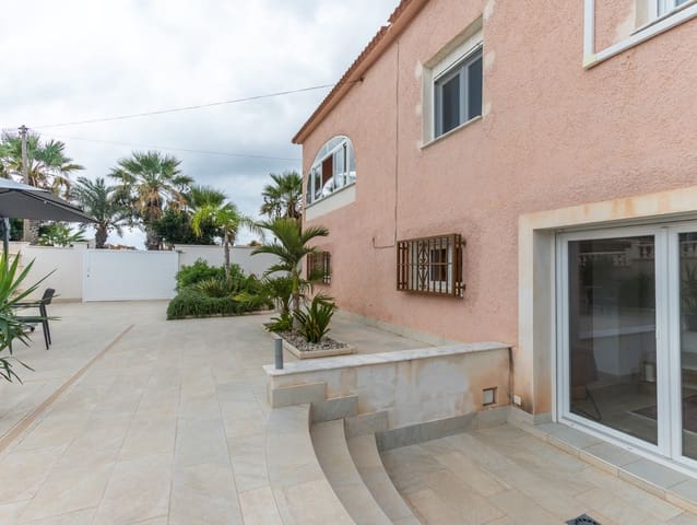 3 slaapkamer Villa te koop in Punta Prima, Orihuela met zwembad garage - € 680.000 (Ref: 10176308)