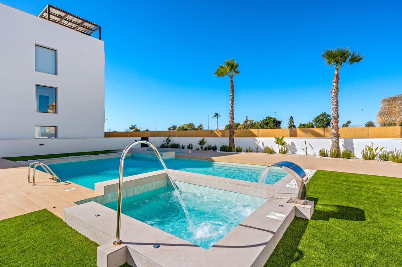 Apartamento de 2 habitaciones en Los Alcázares en venta con piscina garaje - 335.000 € (Ref: 10184166)