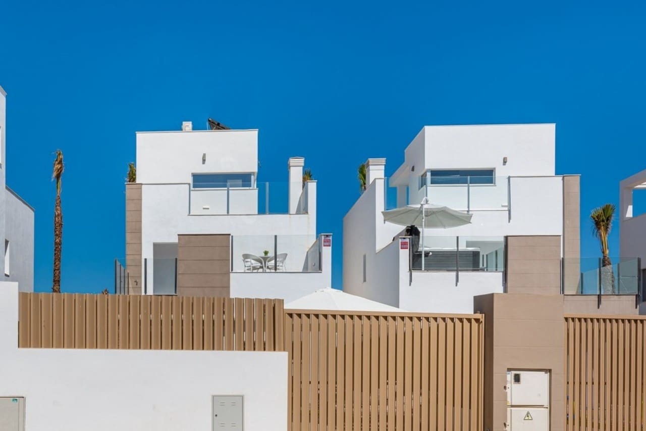 Chalet de 3 habitaciones en Guardamar del Segura en venta con piscina - 445.000 € (Ref: 7509425)