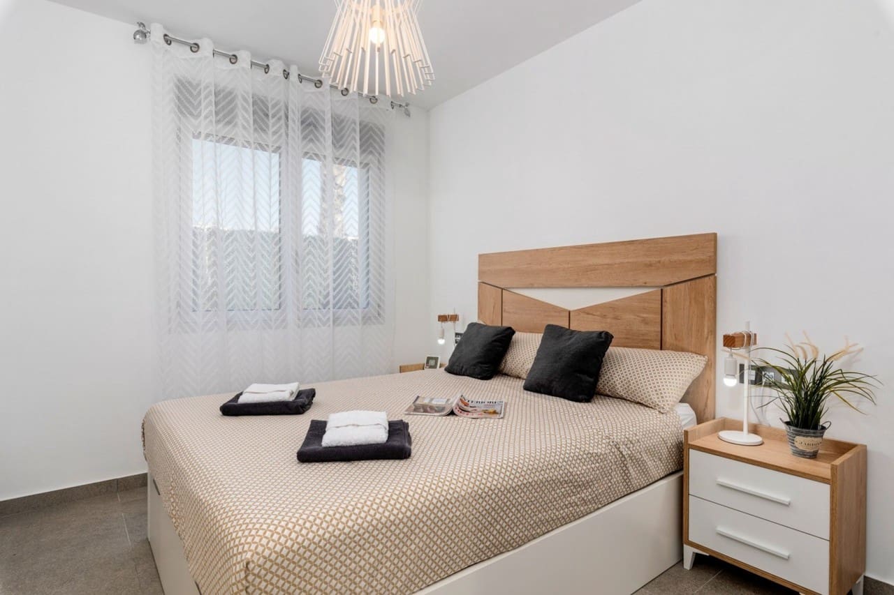 Chalet de 3 habitaciones en Guardamar del Segura en venta con piscina - 445.000 € (Ref: 7509425)