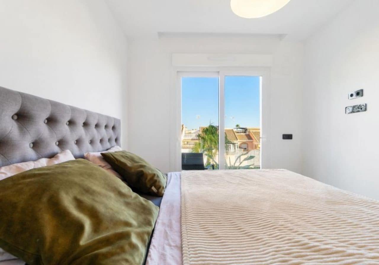 2 soverom Leilighet til salgs i Torrevieja med svømmebasseng - € 335 000 (Ref: 8601467)