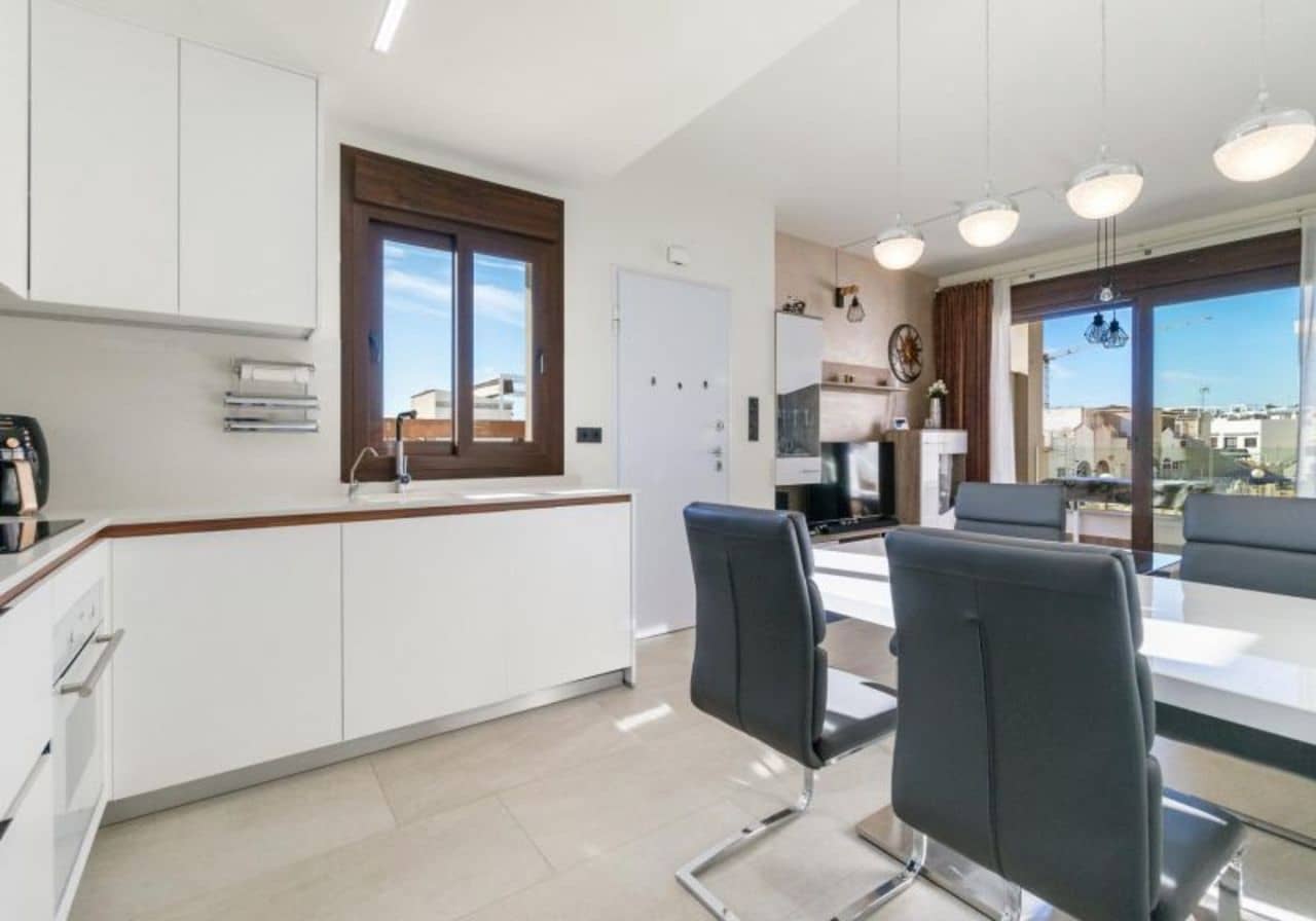 Apartamento de 3 habitaciones en Torrevieja en venta con piscina - 299.000 € (Ref: 8652079)