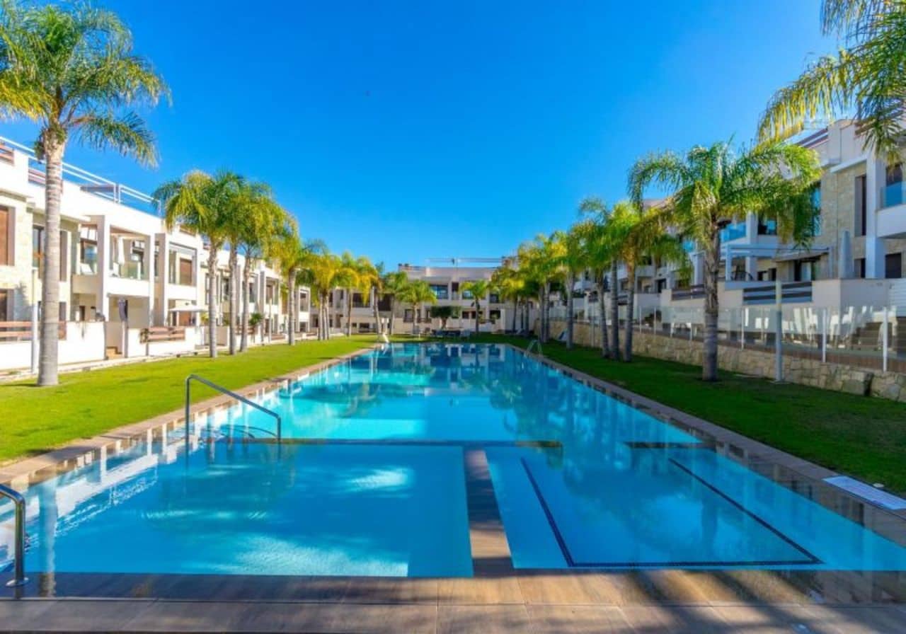 Apartamento de 3 habitaciones en Torrevieja en venta con piscina - 299.000 € (Ref: 8652079)