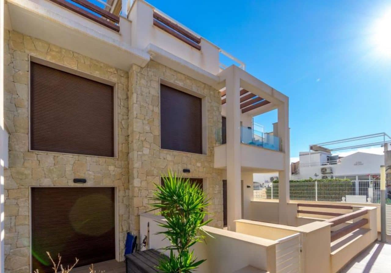 Apartamento de 3 habitaciones en Torrevieja en venta con piscina - 299.000 € (Ref: 8652079)