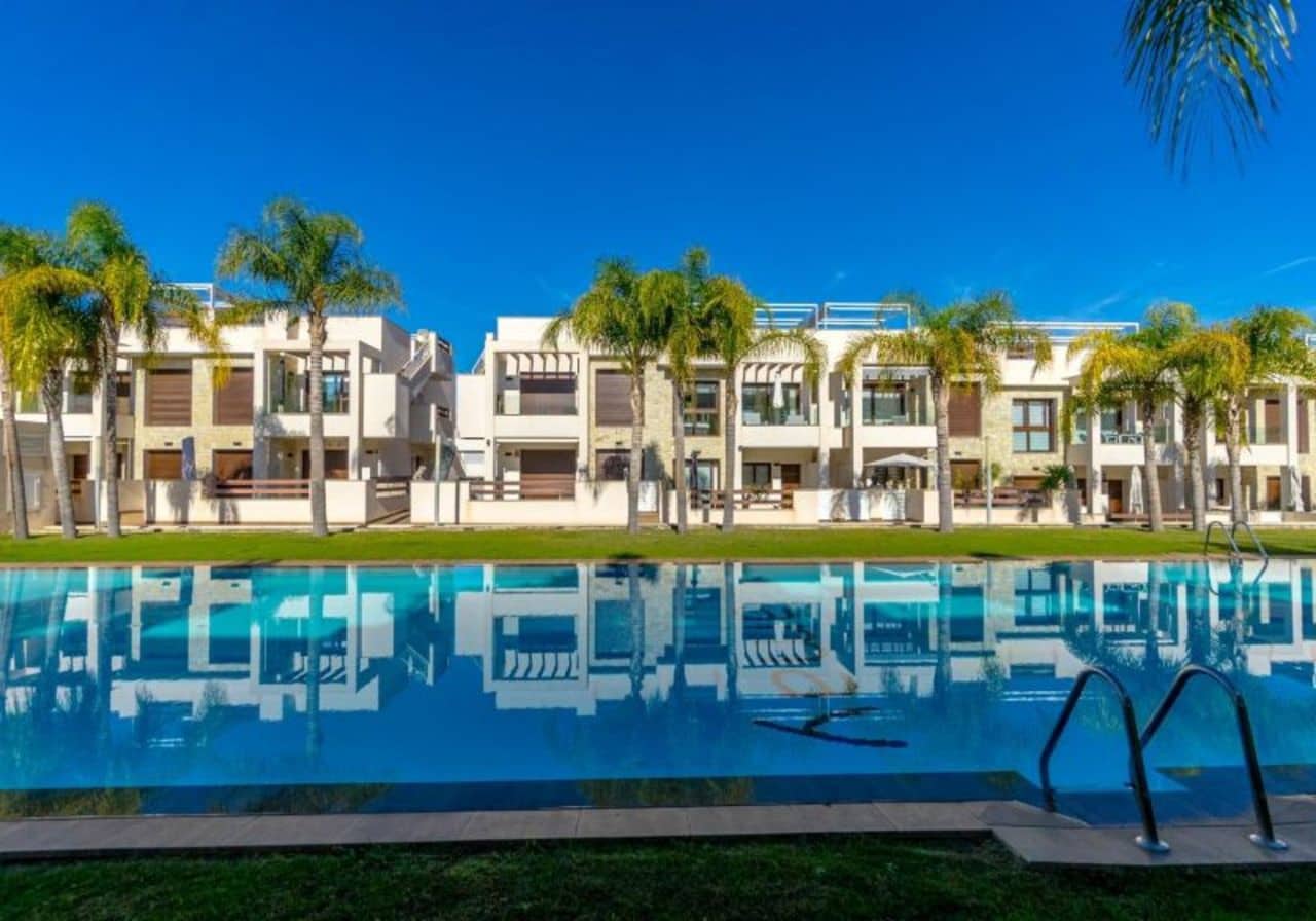 Apartamento de 3 habitaciones en Torrevieja en venta con piscina - 299.000 € (Ref: 8652079)