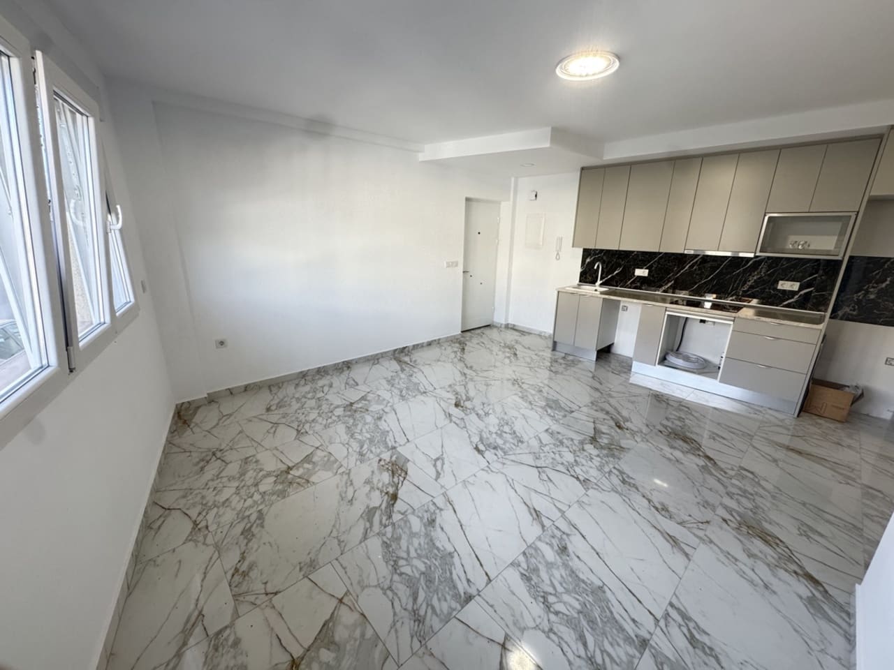 Huoneisto myytävänä paikassa Torrevieja mukana uima-altaan - 150 000 € (Ref: 8690948)