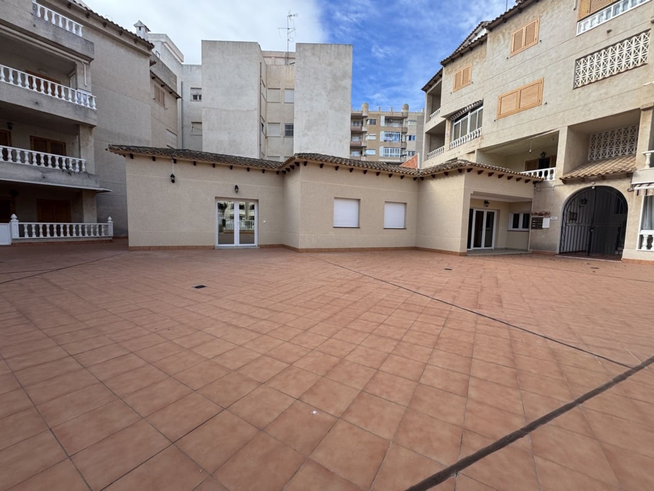 2 makuuhuone Huoneisto myytävänä paikassa Torrevieja mukana uima-altaan - 295 000 € (Ref: 8690949)