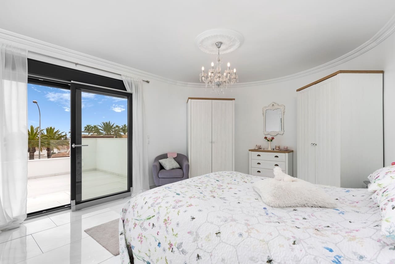 Chalet de 3 habitaciones en Ciudad Quesada en venta con piscina - 675.000 € (Ref: 8763413)