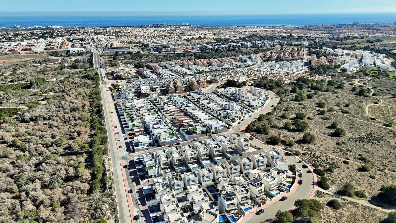 3 bedroom Villa for sale in Villamartin with pool - € 448,000 (Ref: 8809317)