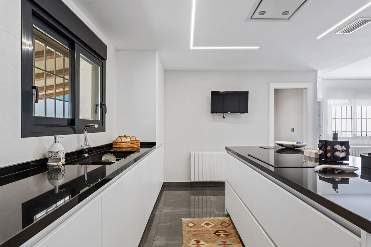 5 slaapkamer Villa te koop in Playa de San Juan met zwembad - € 1.365.000 (Ref: 8824656)