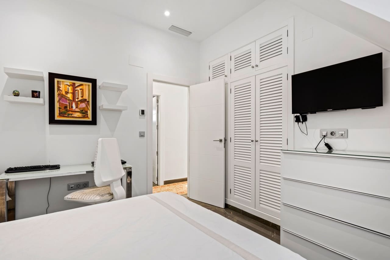 5 slaapkamer Villa te koop in Playa de San Juan met zwembad - € 1.365.000 (Ref: 8824656)