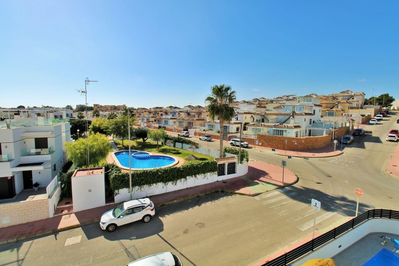 3 bedroom Villa for sale in Villamartin with pool - € 405,000 (Ref: 8838324)