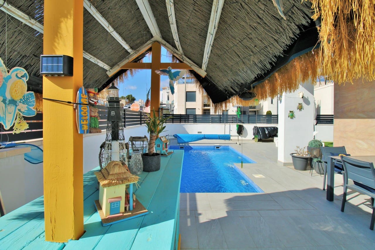 3 bedroom Villa for sale in Villamartin with pool - € 405,000 (Ref: 8838324)