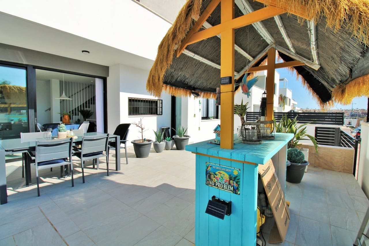 3 bedroom Villa for sale in Villamartin with pool - € 405,000 (Ref: 8838324)