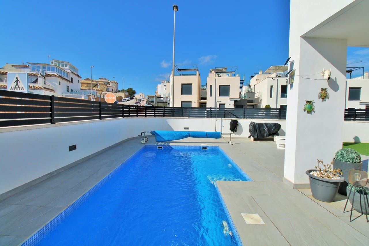 3 bedroom Villa for sale in Villamartin with pool - € 405,000 (Ref: 8838324)
