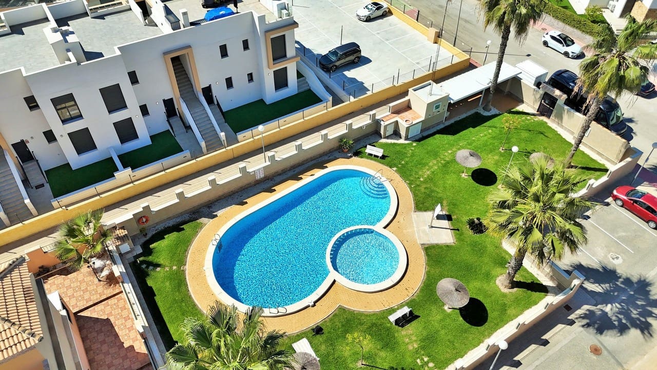 3 quarto Casa em Banda para venda em Villamartin com piscina - 164 900 € (Ref: 8899763)