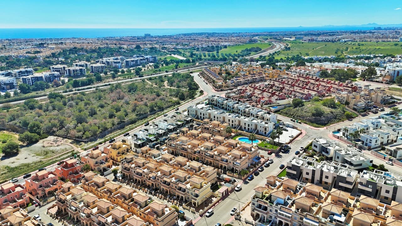 3 quarto Casa em Banda para venda em Villamartin com piscina - 164 900 € (Ref: 8899763)