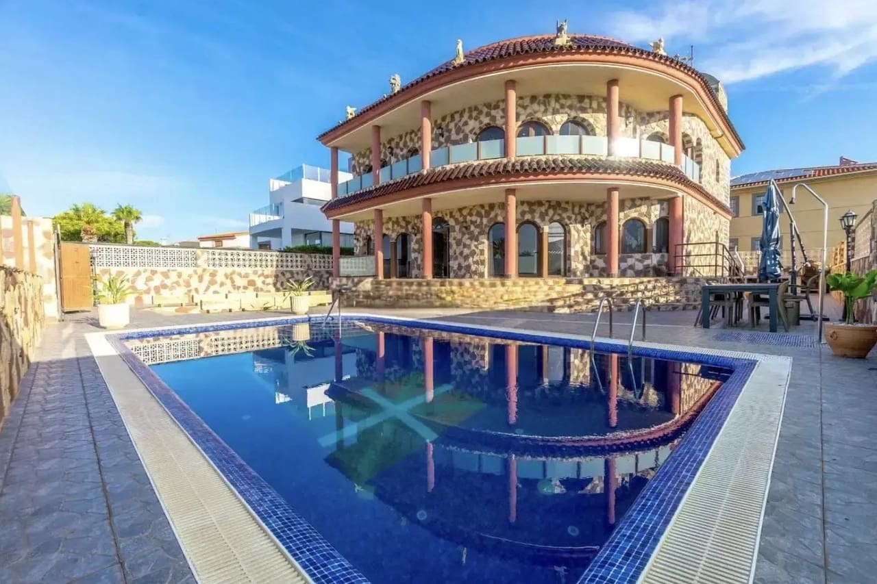 4 bedroom Villa for sale in Orihuela Costa with pool - € 1,300,000 (Ref: 8923629)