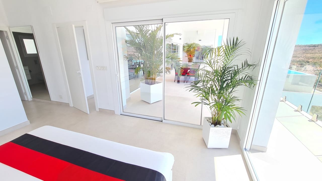 5 bedroom Villa for sale in La Marina with pool - € 1,590,000 (Ref: 8923641)