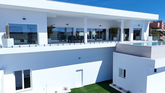5 bedroom Villa for sale in La Marina, Elche / Elx with pool - € 1,590,000 (Ref: 8923641)