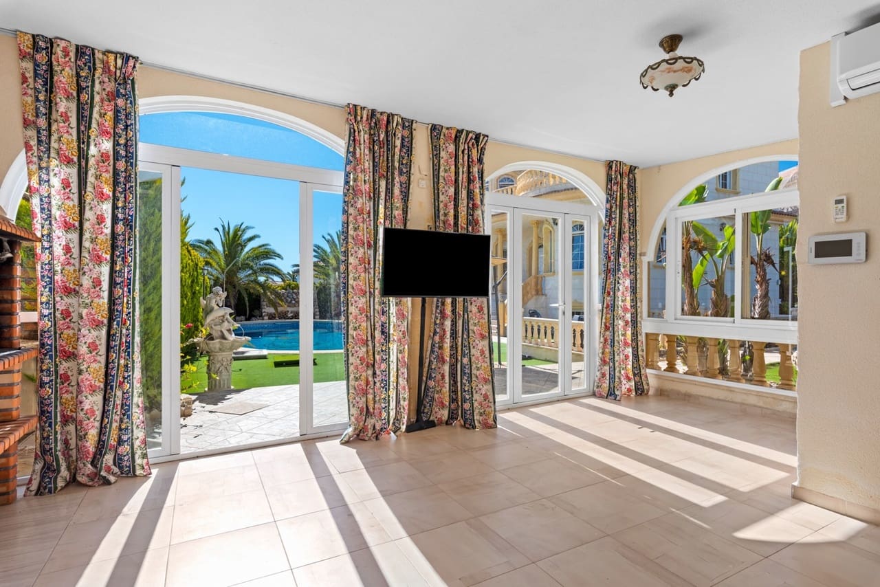 6 bedroom Villa for sale in Orihuela Costa with pool - € 2,095,000 (Ref: 8923643)