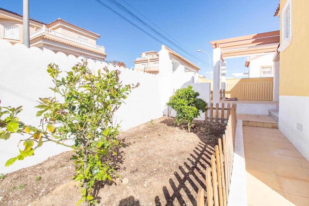 Chalet de 3 habitaciones en San Miguel de Salinas en venta con piscina - 425.000 € (Ref: 8939541)