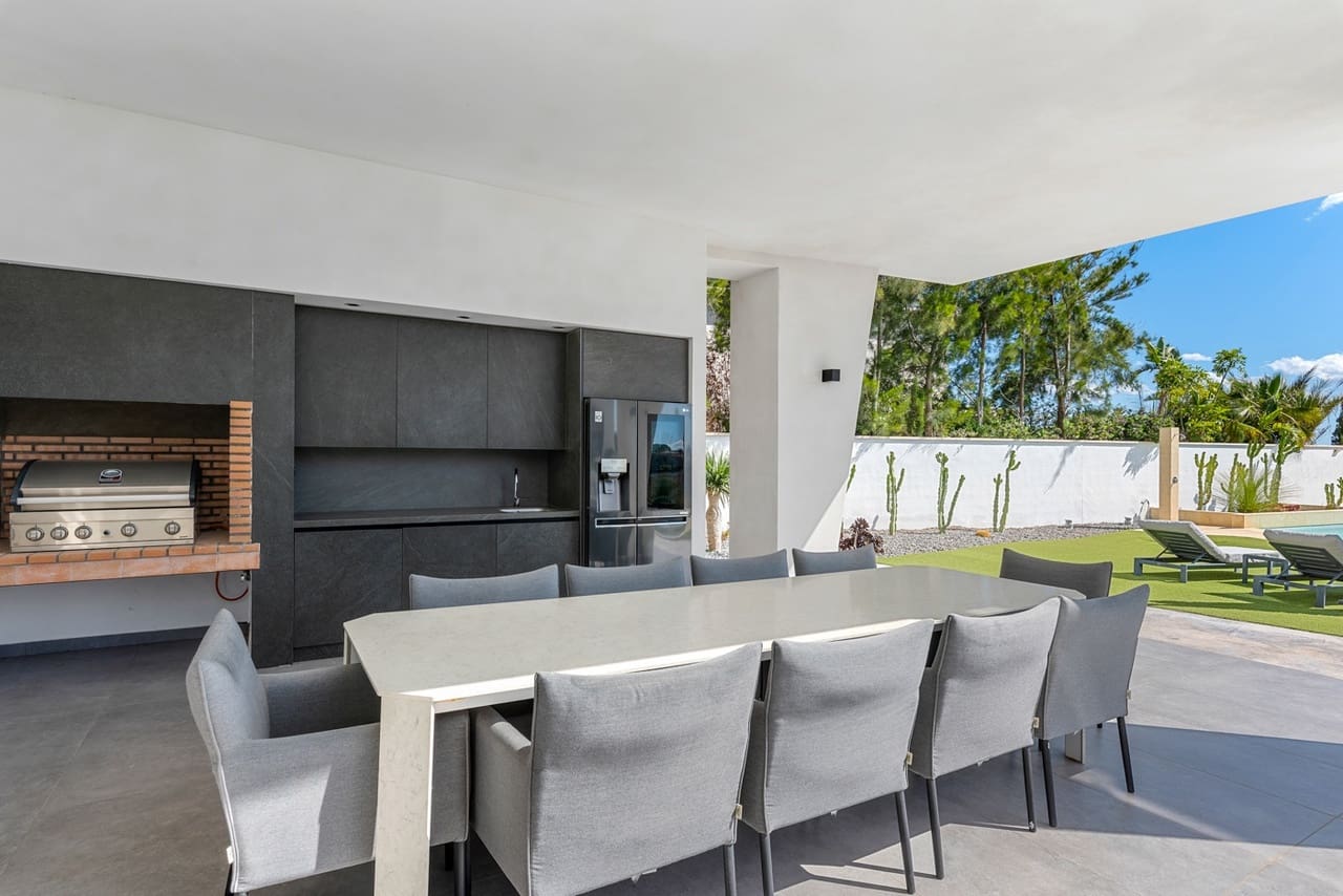 6 bedroom Villa for sale in Orihuela Costa with pool - € 4,750,000 (Ref: 8950141)