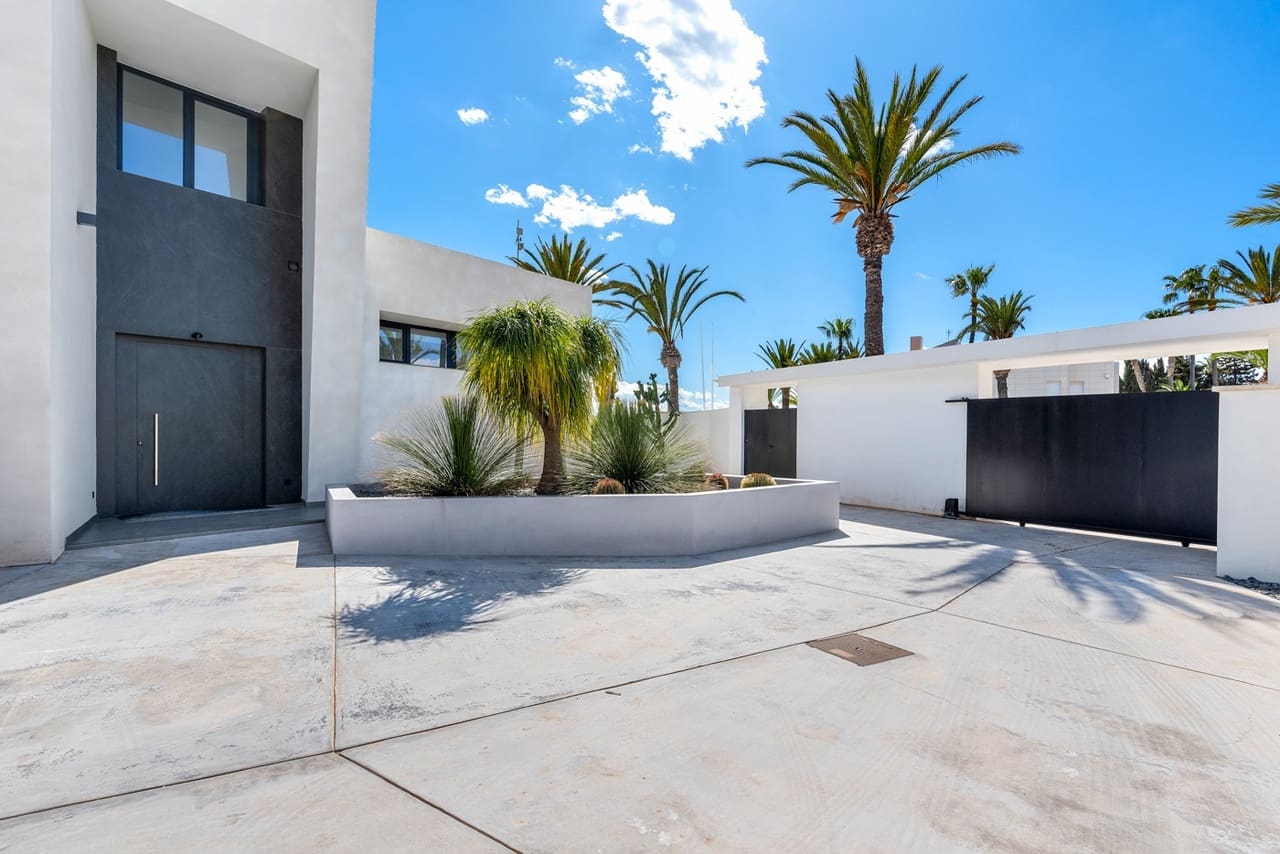6 bedroom Villa for sale in Orihuela Costa with pool - € 4,750,000 (Ref: 8950141)