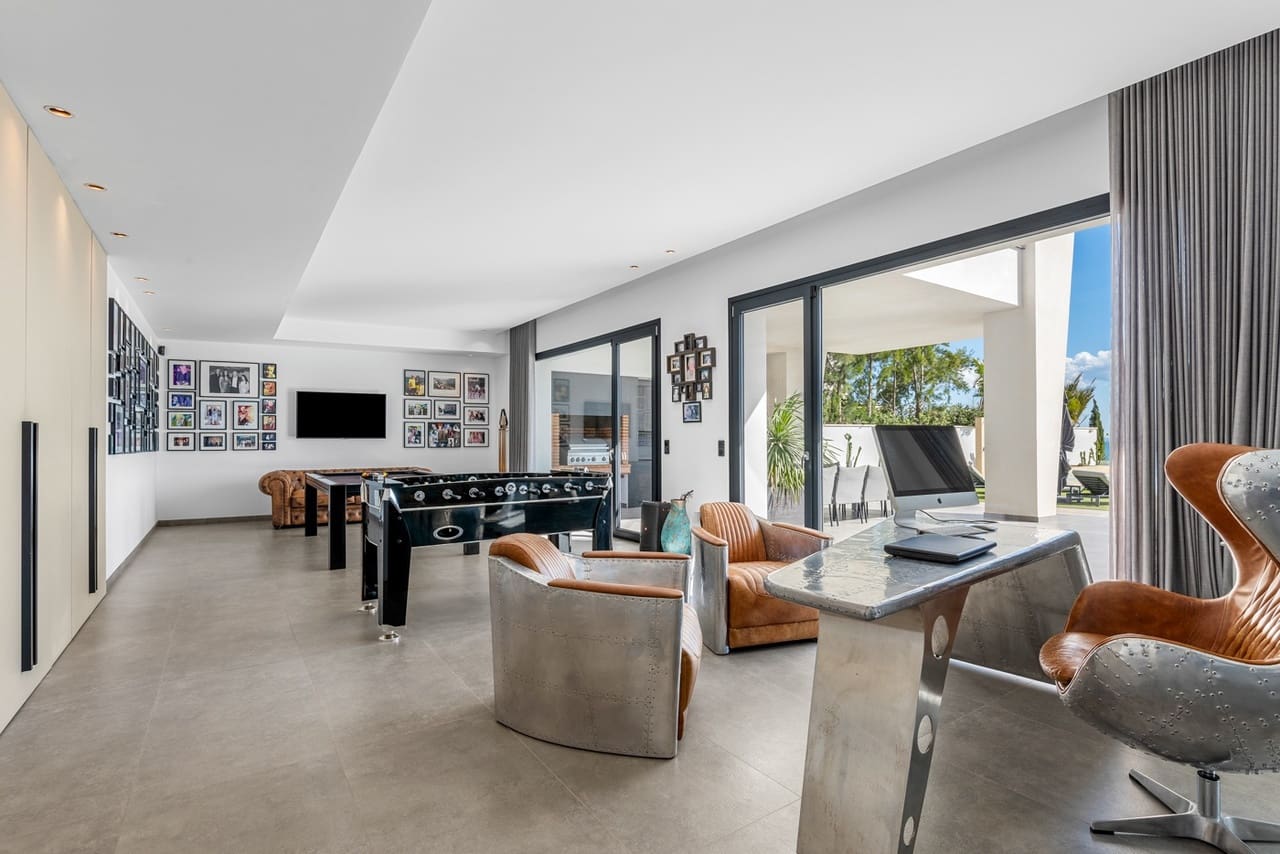 6 bedroom Villa for sale in Orihuela Costa with pool - € 4,750,000 (Ref: 8950141)