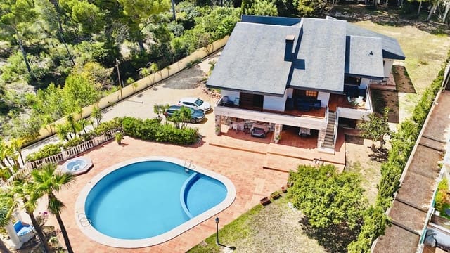 4 soveværelse Villa til salg i La Nucia Pueblo  , La Nucia med swimmingpool - € 995.000 (Ref: 8960083)