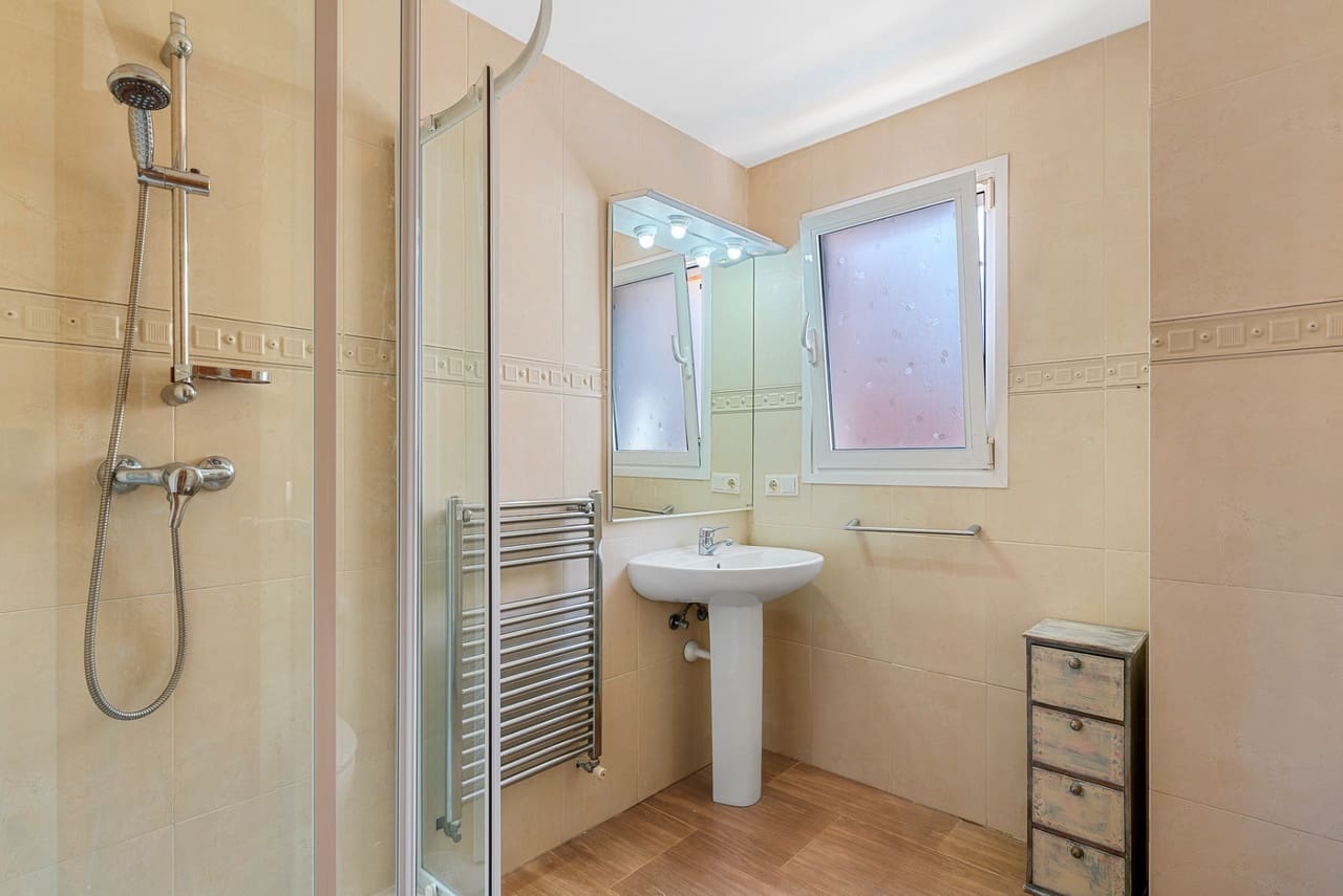 5 bedroom Villa for sale in Alfaz del Pi / L'Alfas del Pi with pool - € 499,000 (Ref: 9004660)