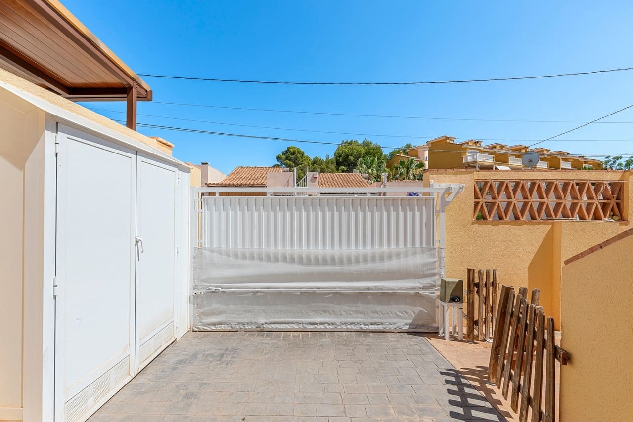 5 bedroom Villa for sale in Alfaz del Pi / L'Alfas del Pi with pool - € 499,000 (Ref: 9004660)