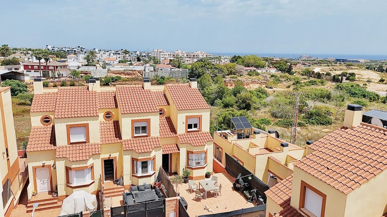 3 soveværelse Byhus til salg i Cabo Roig med swimmingpool - € 244.000 (Ref: 9024449)