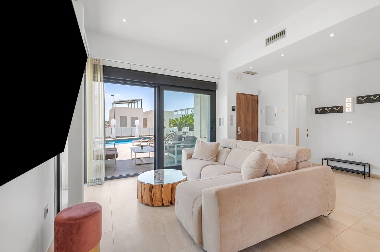 3 slaapkamer Villa te koop in Orihuela Costa met zwembad - € 759.000 (Ref: 9129466)