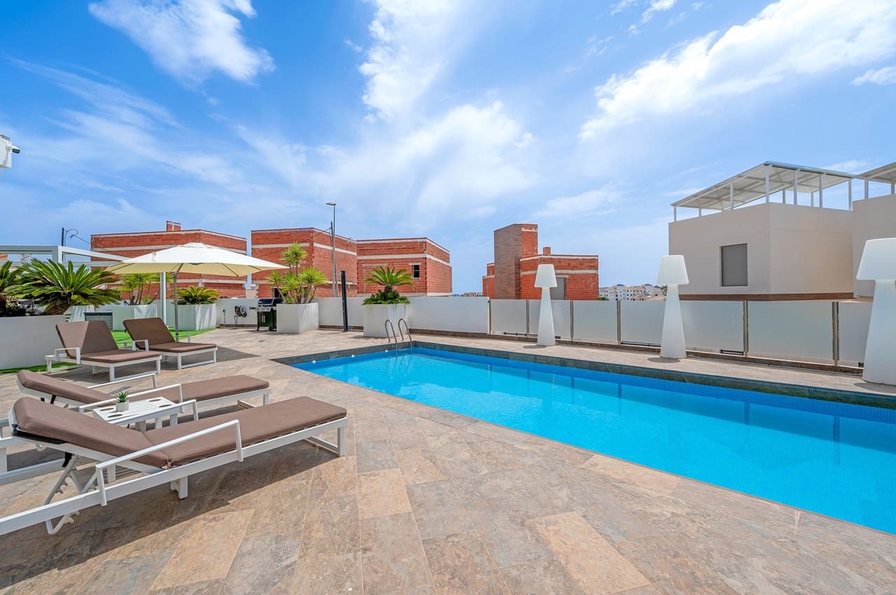 3 slaapkamer Villa te koop in Orihuela Costa met zwembad - € 759.000 (Ref: 9129466)