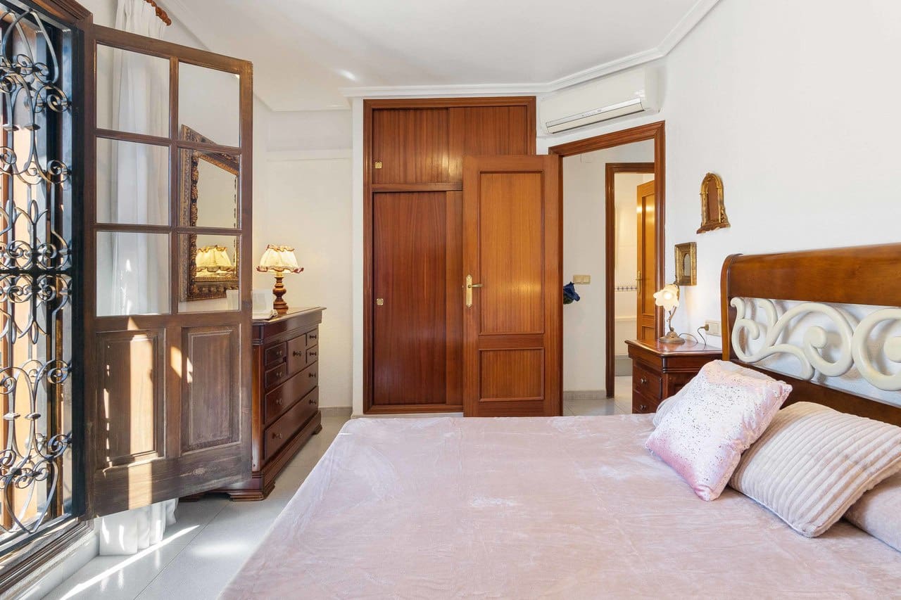 4 sypialnia Willa na sprzedaż w La Zenia z basenem garażem - 585 000 € (Ref: 9130668)