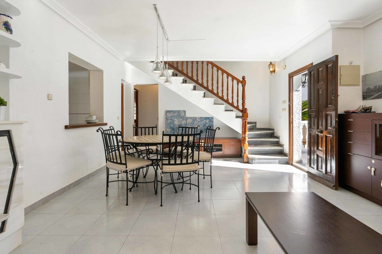 4 sypialnia Willa na sprzedaż w La Zenia z basenem garażem - 585 000 € (Ref: 9130668)